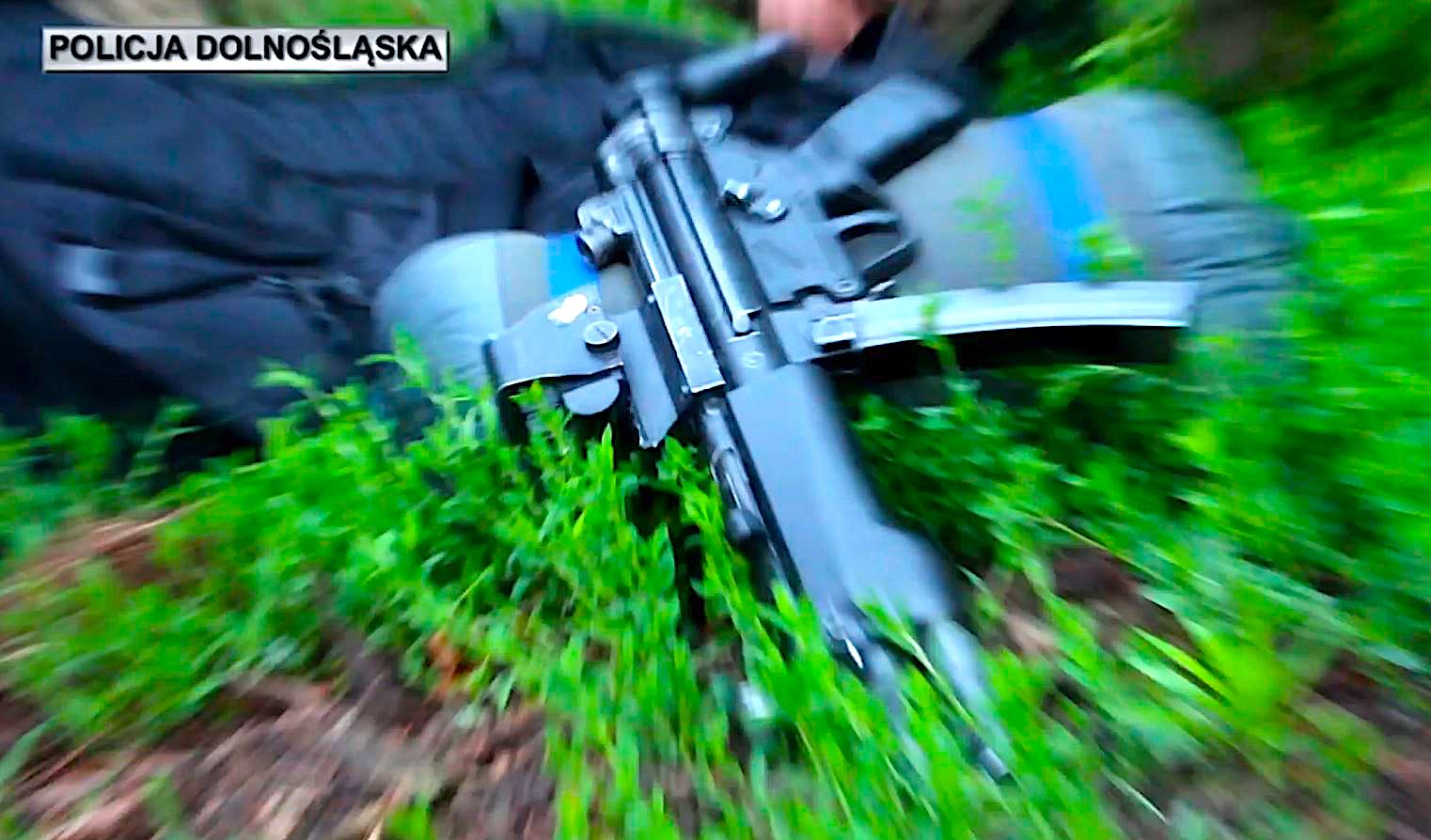 Dolnośląska policja zadała cios handlarzom narkotyków – szajkę rozbito z udziałem policjantów z Ząbkowic Śląskich [VIDEO]