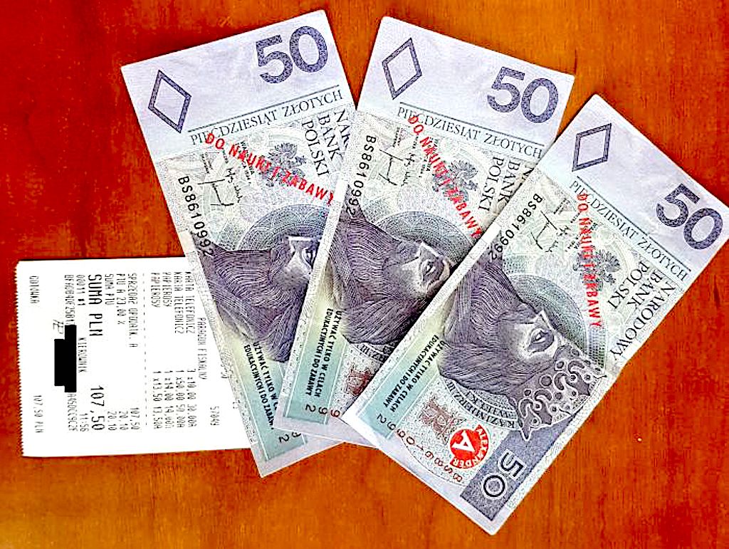 Zapłacił za towar czymś, co udaje pieniądze – oszustwa przybierają różne formy, warto więc być czujnym