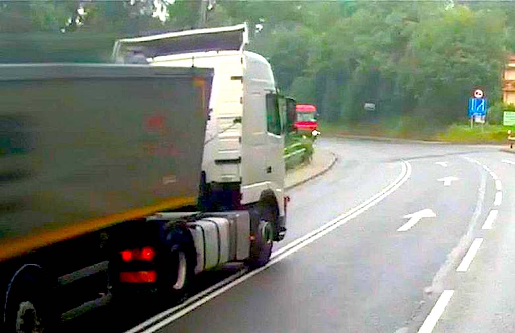 Kolizja trzech ciężkich pojazdów – wzniesienie i łuk drogi, ale co z tego…