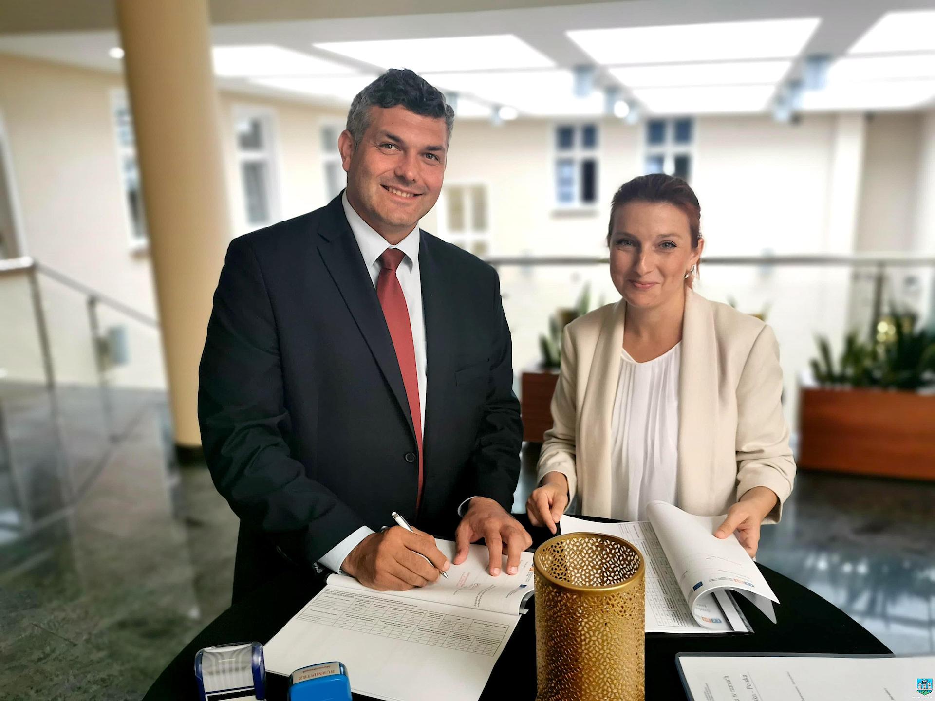 Turystyczny skok do przodu – burmistrz podpisał umowę na dofinansowanie rewitalizacji zamku!