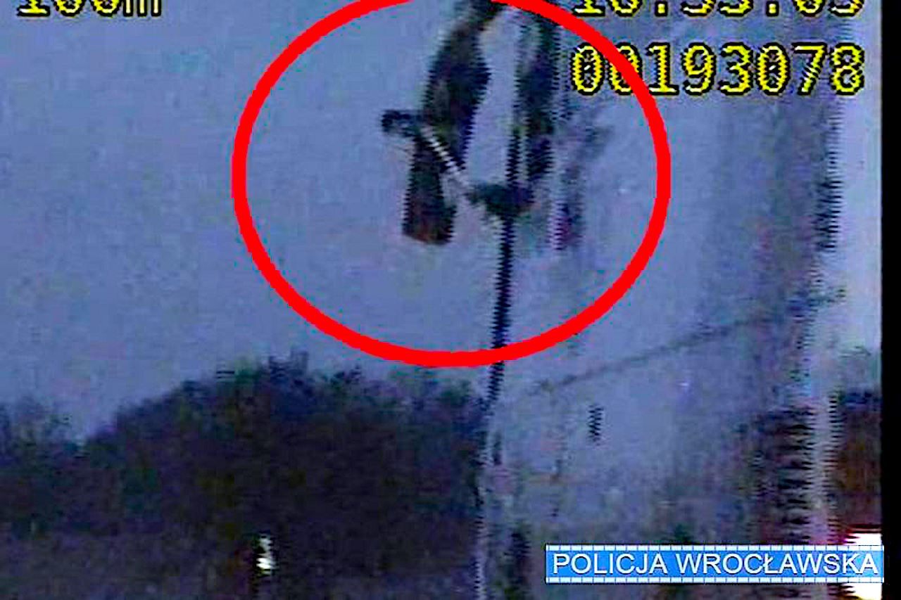 Za kierownicą autobusu i z… miotłą – kumulacja nieodpowiedzialności ząbkowickiego kierowcy