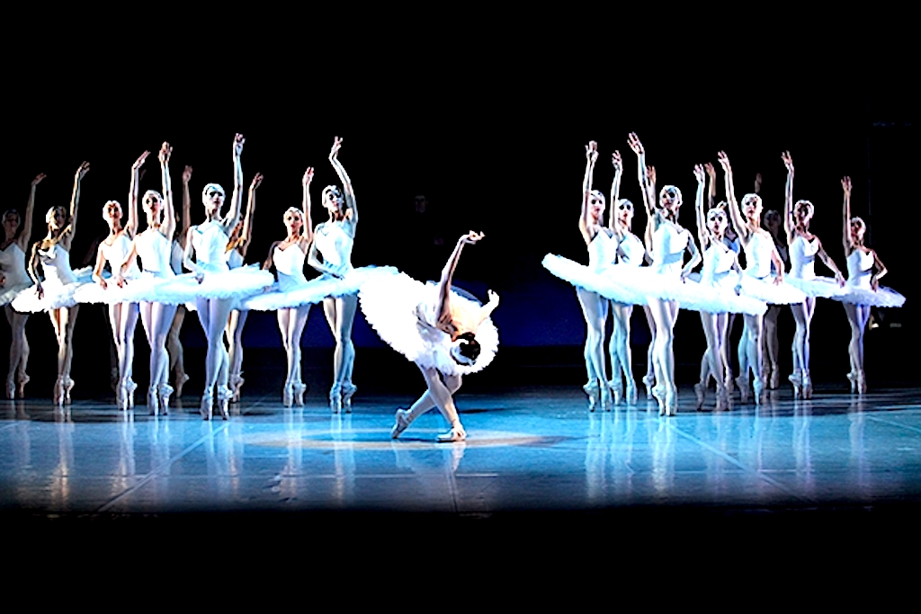 Zimowe jezioro łabędzie – niezwykła interpretacja klasyki baletu