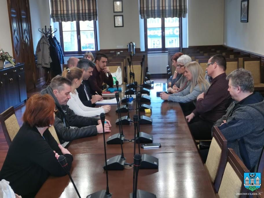 Przeciwdziałanie uzależnieniom, rozwój sportu i kultury – burmistrz podpisał umowy