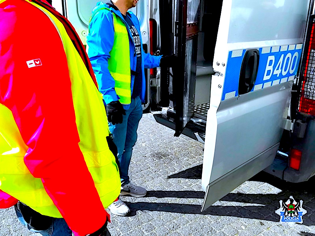 Dwóch złodziejaszków trafiło na jednego policjanta – daleko nie uciekli