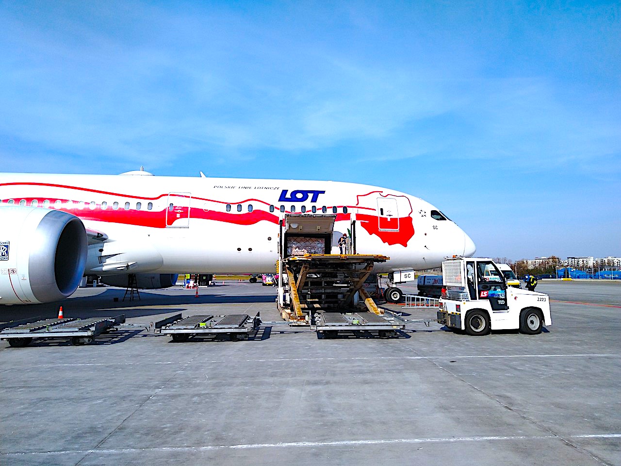 Pierwszy samolot już wylądował ze sprzętem i wyposażeniem medycznym – będą kolejne transporty