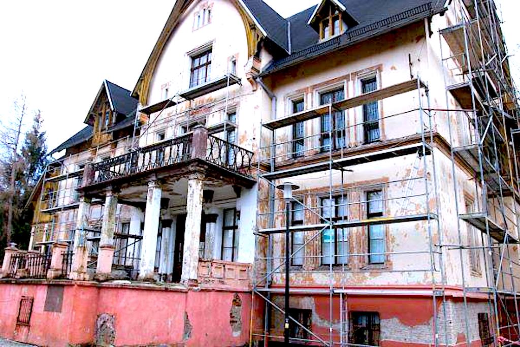 Samorząd Głuszycy podjął wyzwanie – Jeden z najpiękniejszych budynków wraca do pięknego wyglądu