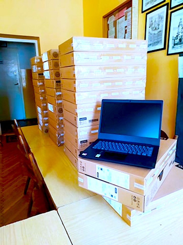 Nauka zdalna dostępniejsza – laptopy są już w szkołach