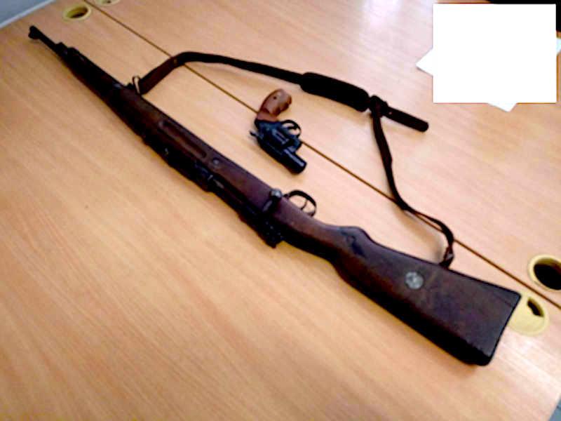 Nielegalna broń w mieszkaniu wykryta – łamanie kwarantanny oznacza surowe kary