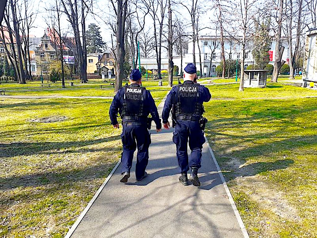 Niezamaskowany trafił za kratki – maskujący się oszukują seniorów