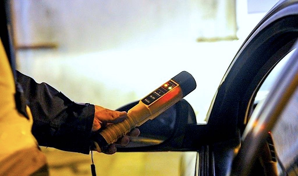 Starsza pani na gazie i za kółkiem – mimo epidemii na drogach nadal pojawiają się nieodpowiedzialni kierowcy