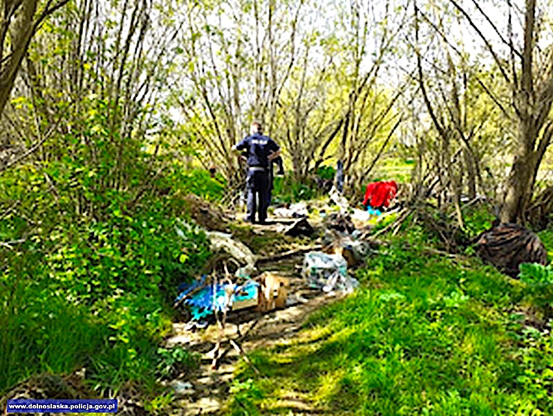 Jeden wyrzucił pierścionki na nielegalny śmietnik – drugi znalazł portfel i „zatrzymał go sobie”