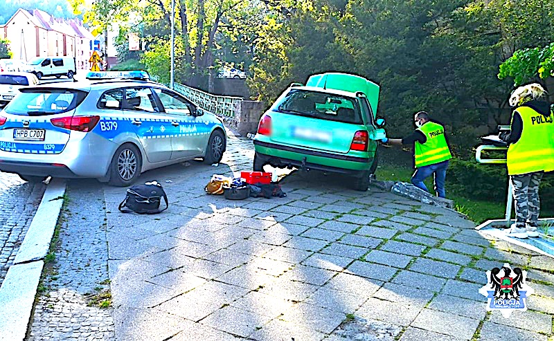 Na ulicach miasta pościg za piratem – w samochodzie narkotyki