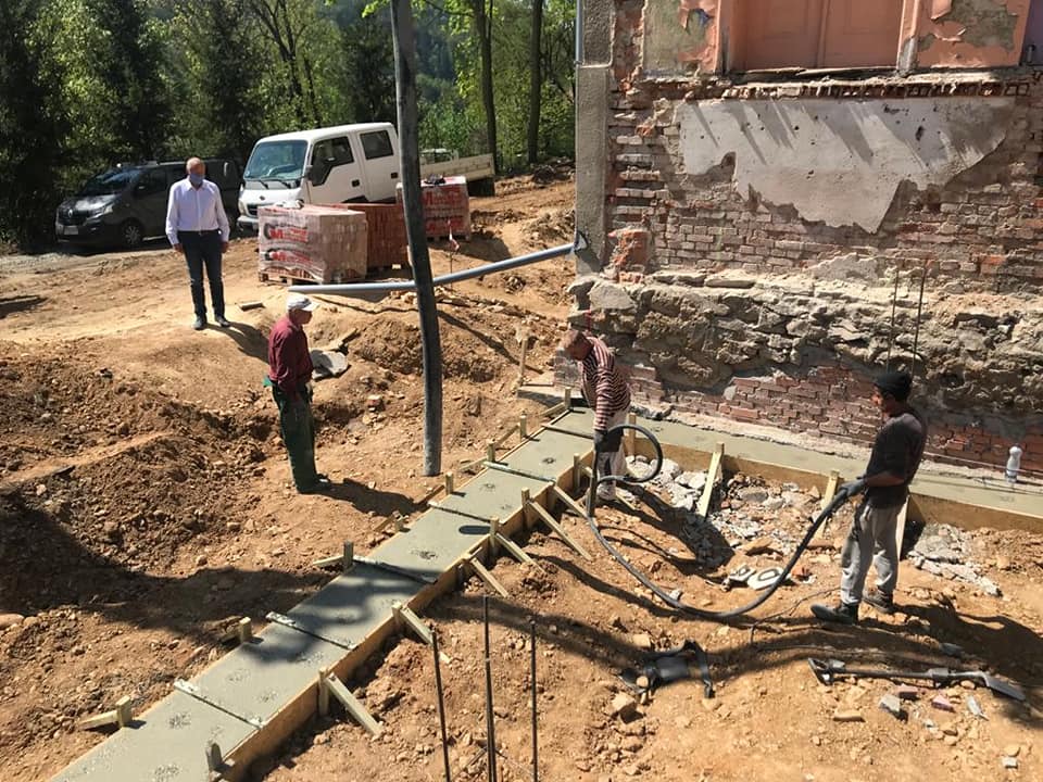 Powstaje dom dziennego pobytu dla seniorów – trwa przebudowa leśnej drogi pielgrzymkowej – w Bardzie inwestycje nie ustają