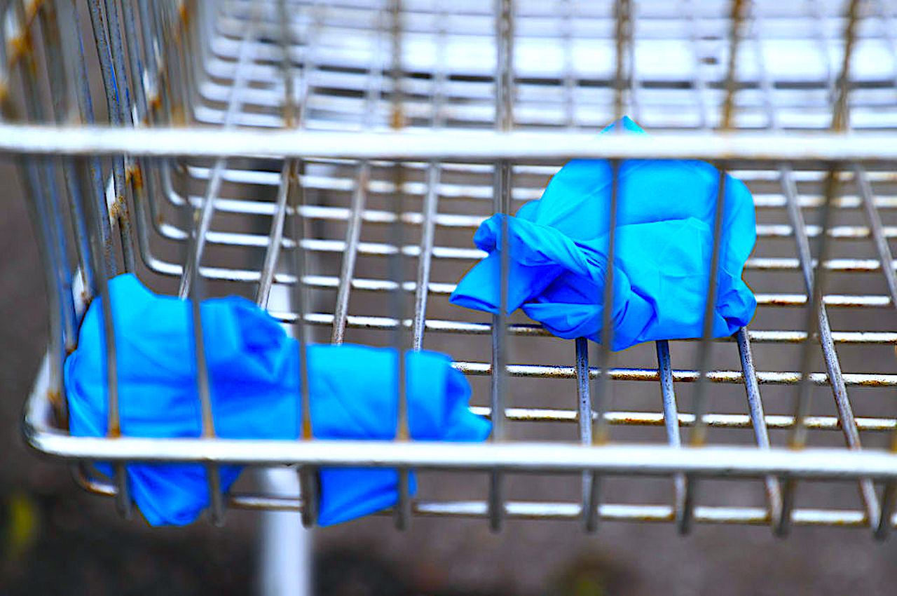 W marketach i na targowiskach noś rękawiczki jednorazowe – w trosce o zdrowie swoje i innych osób