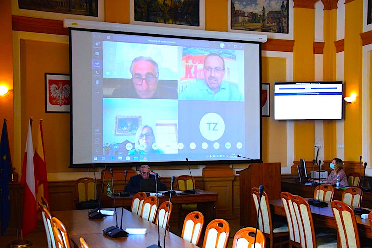 Przewoźnik autobusowy na krawędzi istnienia – wśród radnych i pracowników nie ma jednego zdania co dalej z kłodzkim PKS-em