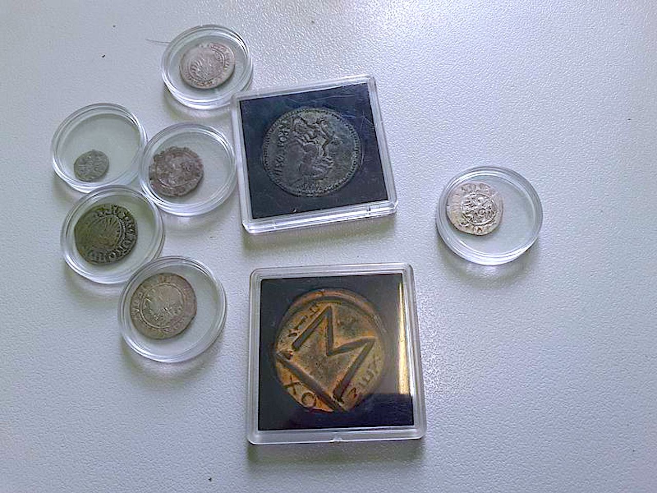 Stare monety i świeże narkotyki – łamanie prawa musi prowadzić przed wymiar sprawiedliwości