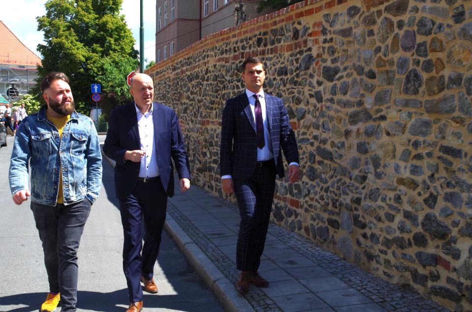 Wicemarszałek Dolnego Śląska w Ziębicach – umowa dotacyjna na budowę drogi podpisana