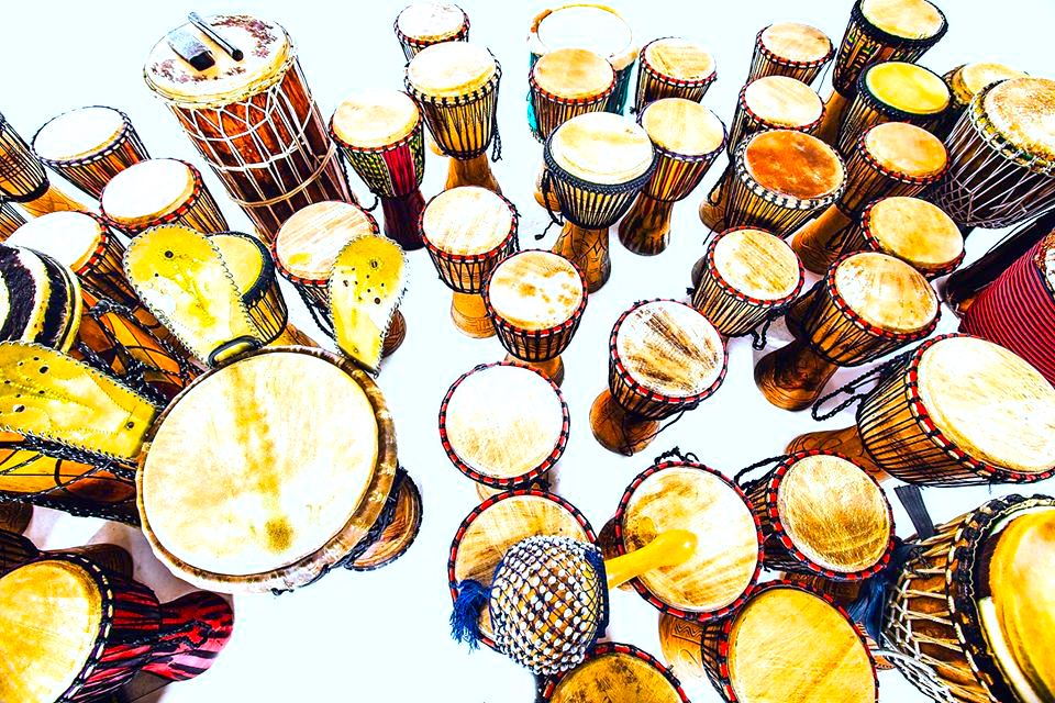 Grałeś kiedyś na afrykańskim bębnie?