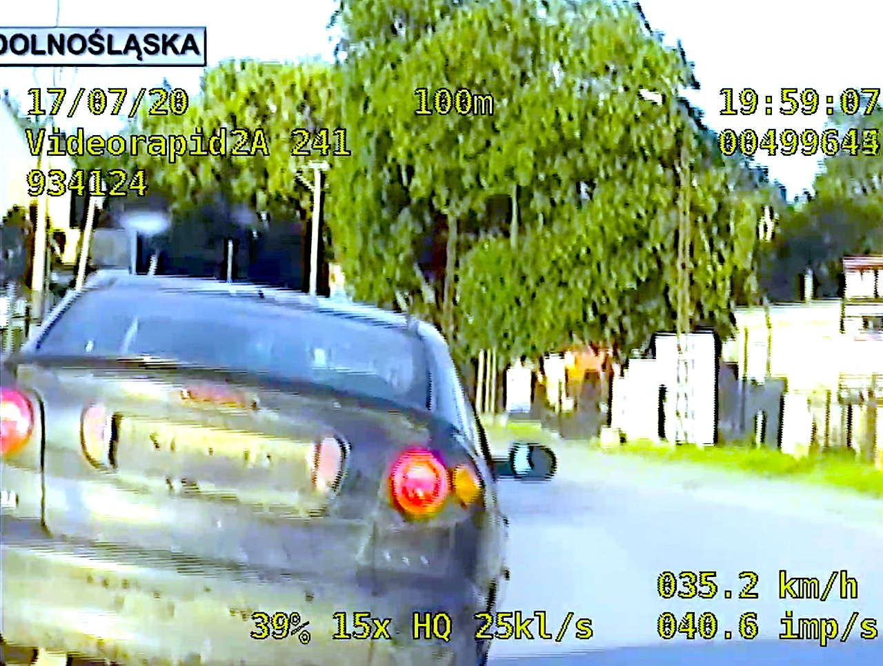 Poniosło go aż tak, że chciał przebić mur – niebezpieczna ucieczka ulicami miasta