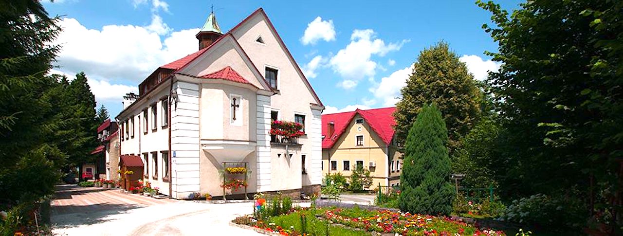 Ognisko koronawirusa w Piszkowicach – sytuacja kryzysowa w ośrodku dla dzieci i dyspensa w parafii