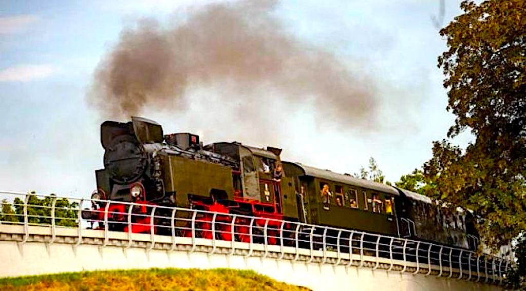 Parowozem po estakadzie – już w niedzielę można odbyć niezwykłą podróż zabytkowym pociągiem i odwiedzić Strzegom