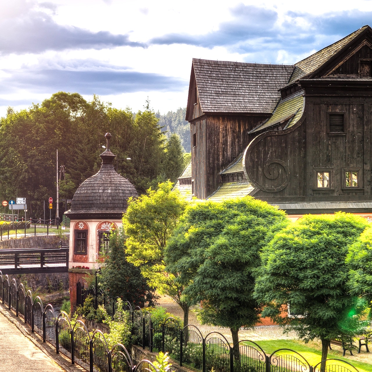 Niezwykły gość wyjątkowego miejsca – Muzeum Papiernictwa odwiedził potomek ostatniego dusznickiego papiernika