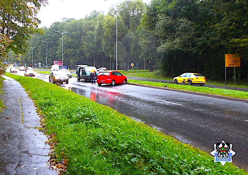 Pojechała prosto za kratki – pod drodze przejechała pas zieleni