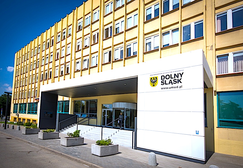 „Głównym zagrożeniem pozostaje pandemia i jej skutki zdrowotne oraz ekonomiczne” – przekonuje wicemarszałek Dolnego Śląska Grzegorz Macko