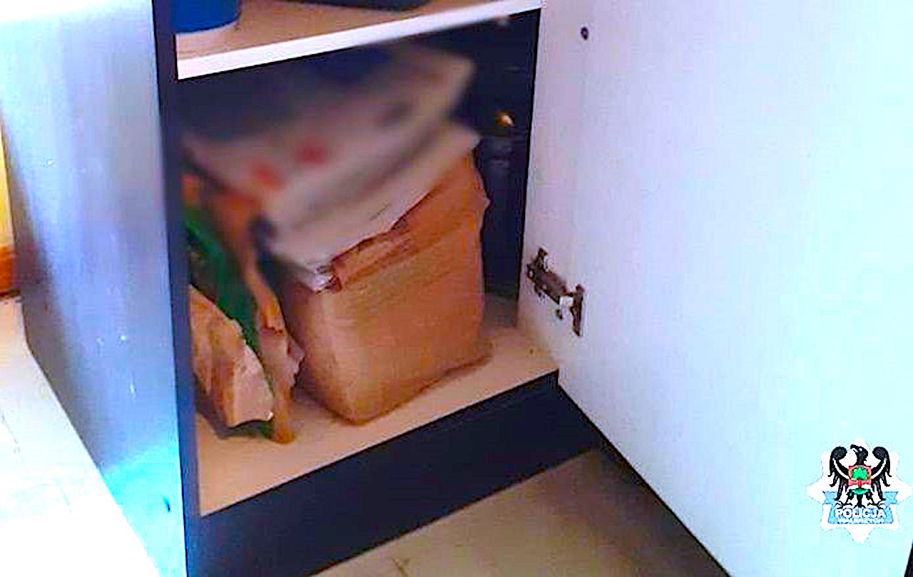 Mężczyzna w szafce kuchennej – kobieta po wyjściu ze sklepu