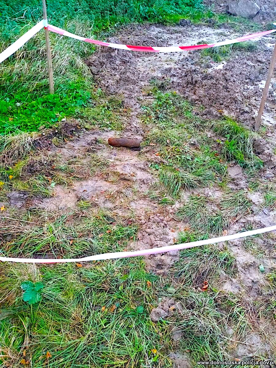 Niebezpieczne znalezisko i nielegalny pobór prądu – mundurowi mają czasem nietypowe zadania