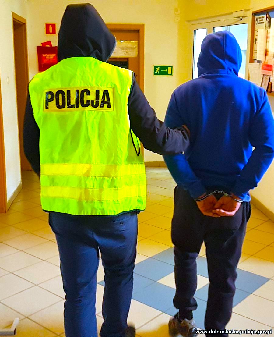 Policjanci przestrzegają seniorów przez oszustami – i wyłapują przestępców na drogach