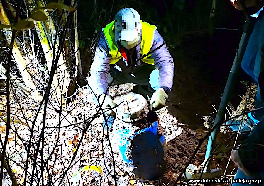 Beczki zakopane na pustkowiu – a w beczkach…?