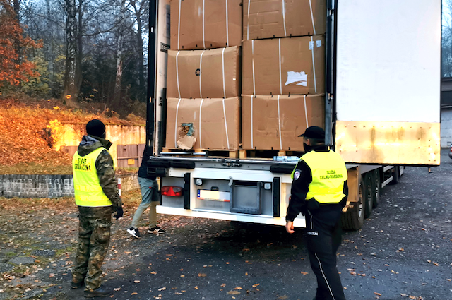 Miała być kapusta, a był tytoń – przemyt 14 ton nielegalnego suszu tytoniowego udaremniony – możesz dołączyć służby w KAS [VIDEO]