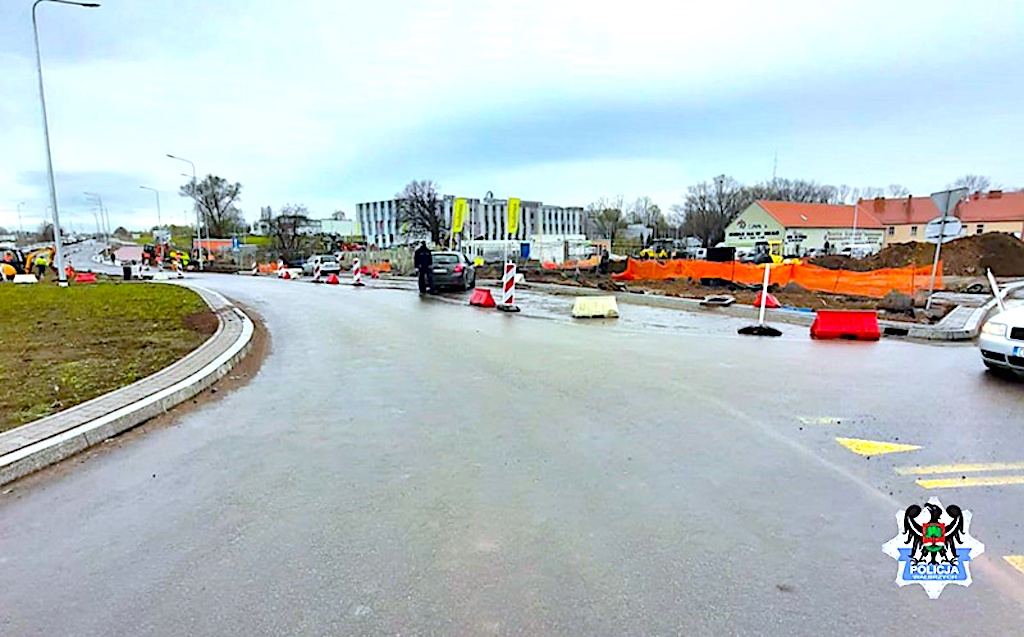 Starszy pan za kierownicą – szarża samochodem na rondzie i po chodniku