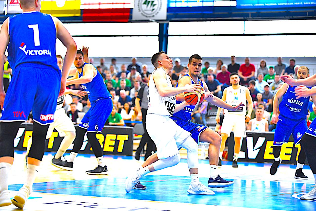 Wałbrzych bije się o lidera – w koszykarskiej pierwszej lidze nastroje są zróżnicowane