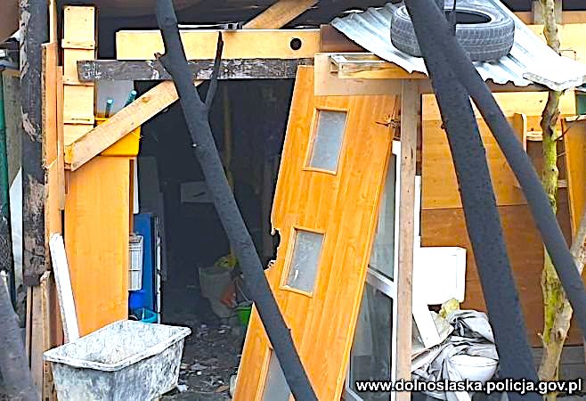 Jeden podpalił flagę państwową – inny ukrywał się w szopie