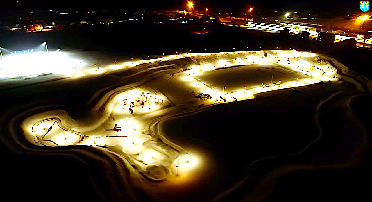 Miejsce dla sportu i rekreacji w plenerze – zobacz plac budowy pod osłoną nocy i zimy [VIDEO]