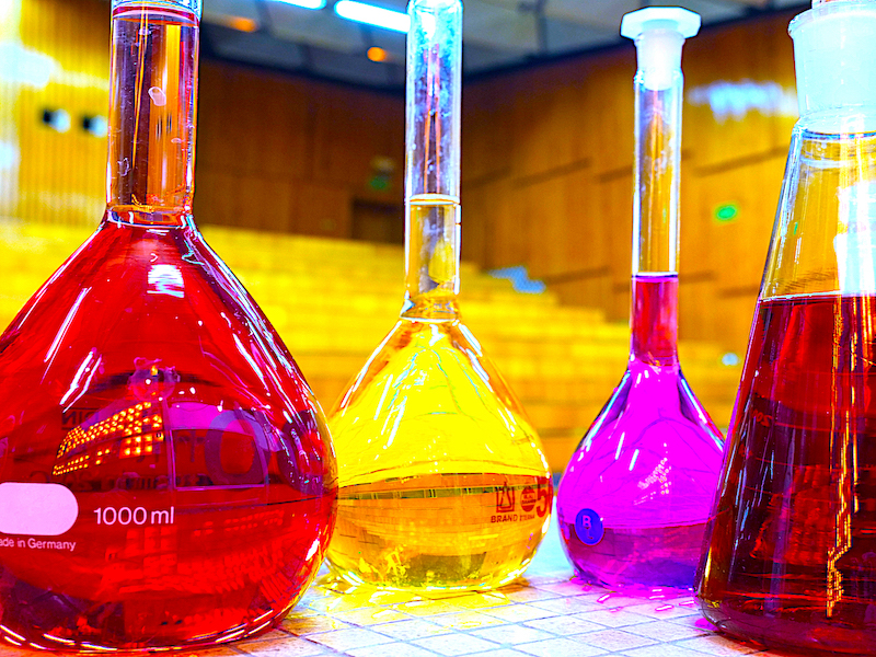 Miłość zaczyna się od… (kilka naukowych sugestii nie tylko na walentynki) [VIDEO]