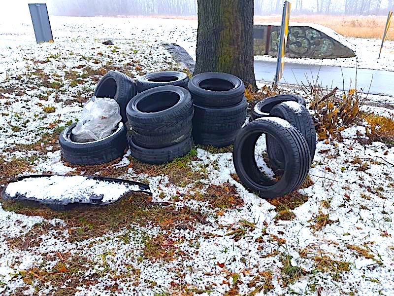 Śmieci na poboczu i kierowca w aucie – nietypowe sytuacje na drogach