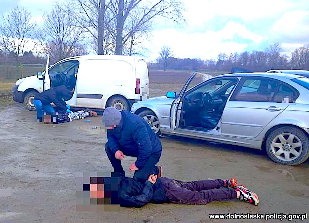 Dwa skradzione samochody i dwaj złodzieje – jazda była krótka