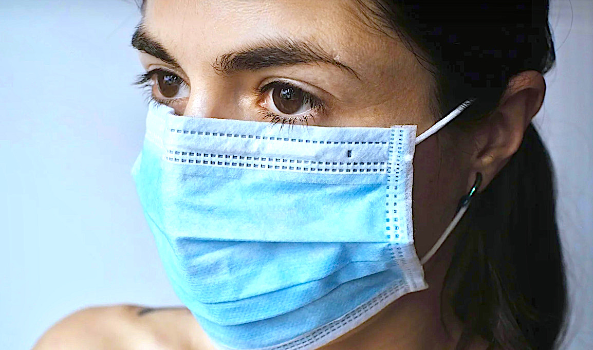 Pod maską pandemiczną, na kwarantannie, znalazł się uśmiech – pandemia odwróciła funkcje masek
