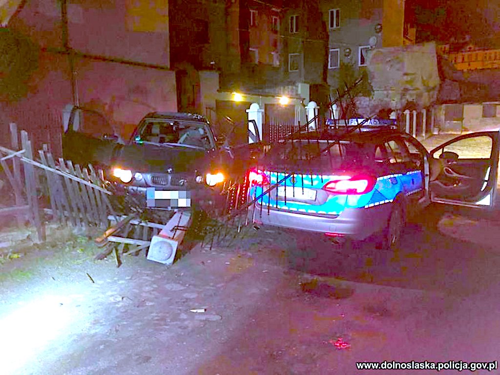 Pościg jak z filmu sensacyjnego – ucieczka skończyła się na… płocie