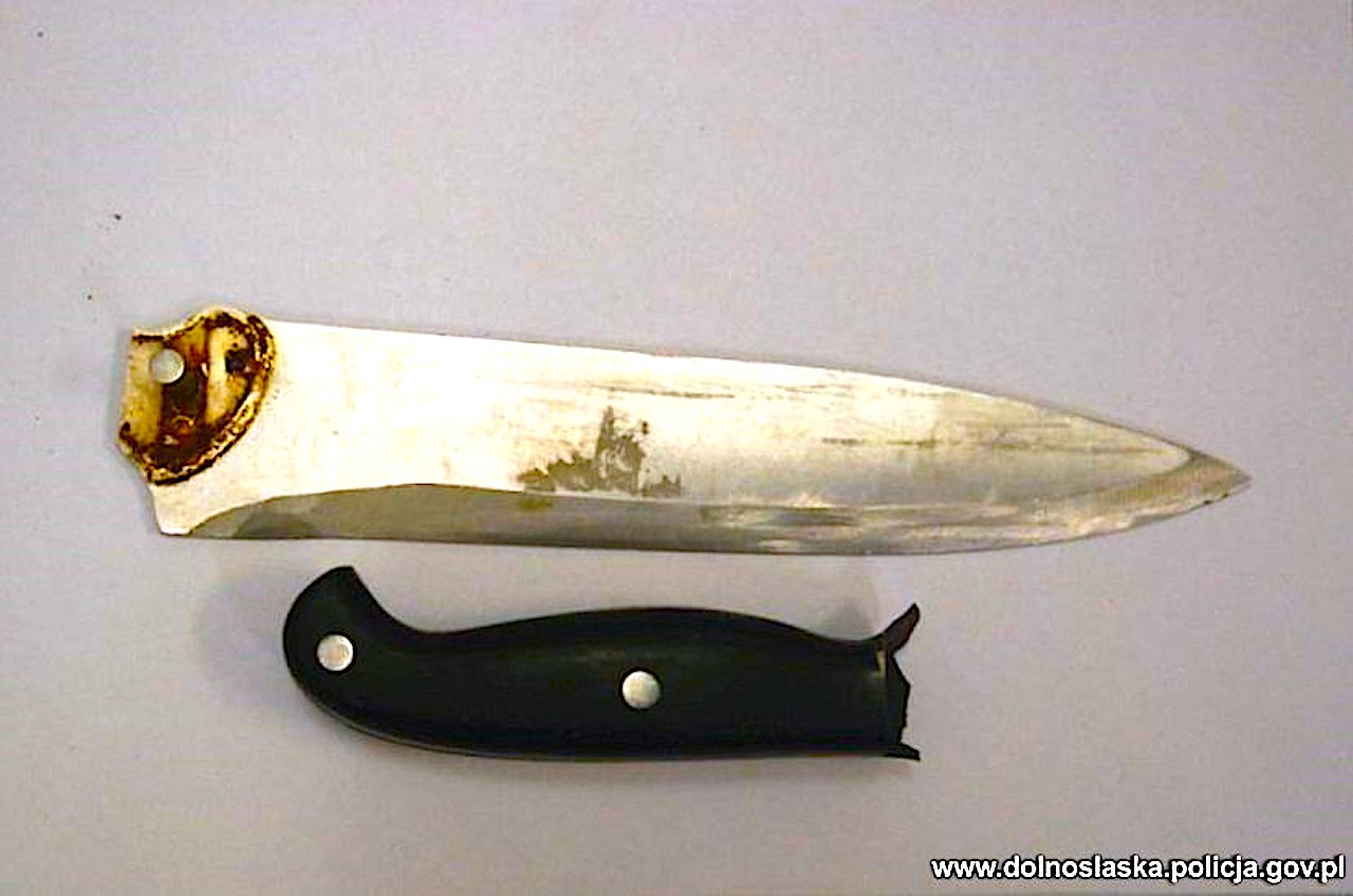 Biegał po ulicy i krzyczał „że kogoś zabije” – zaatakował policjanta