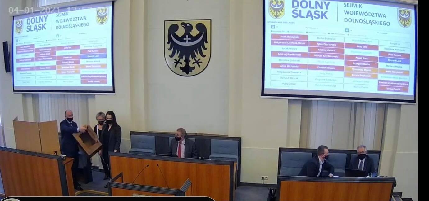 Puczyści przegrali 18 do zera! Paweł Wybierała wyrzucony z zarządu województwa