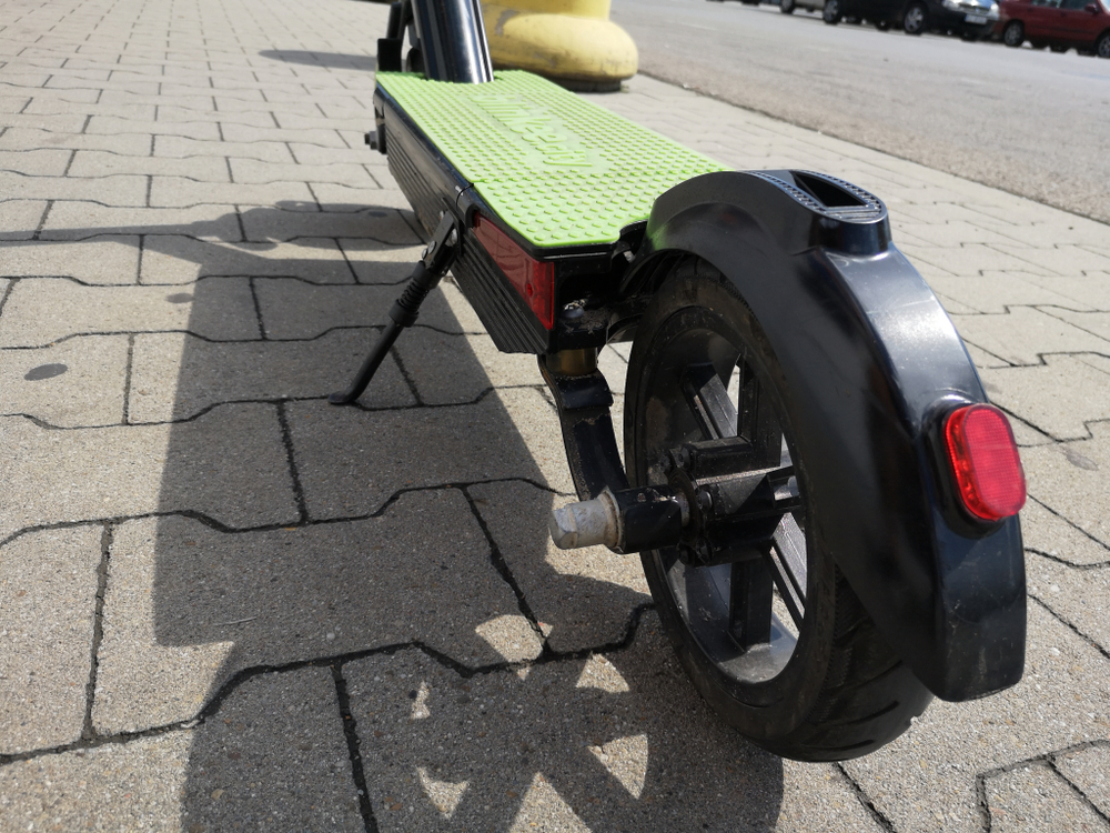 Hulajnogi elektryczne uregulowane prawnie. Gdzie można nimi jeździć?