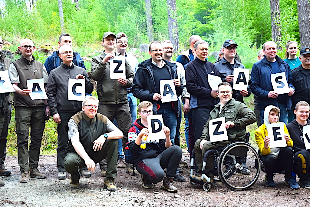 100 sadzonek na 60 minut – tempo akcji „Łączą nas drzewa” w Jugowie było w sam raz