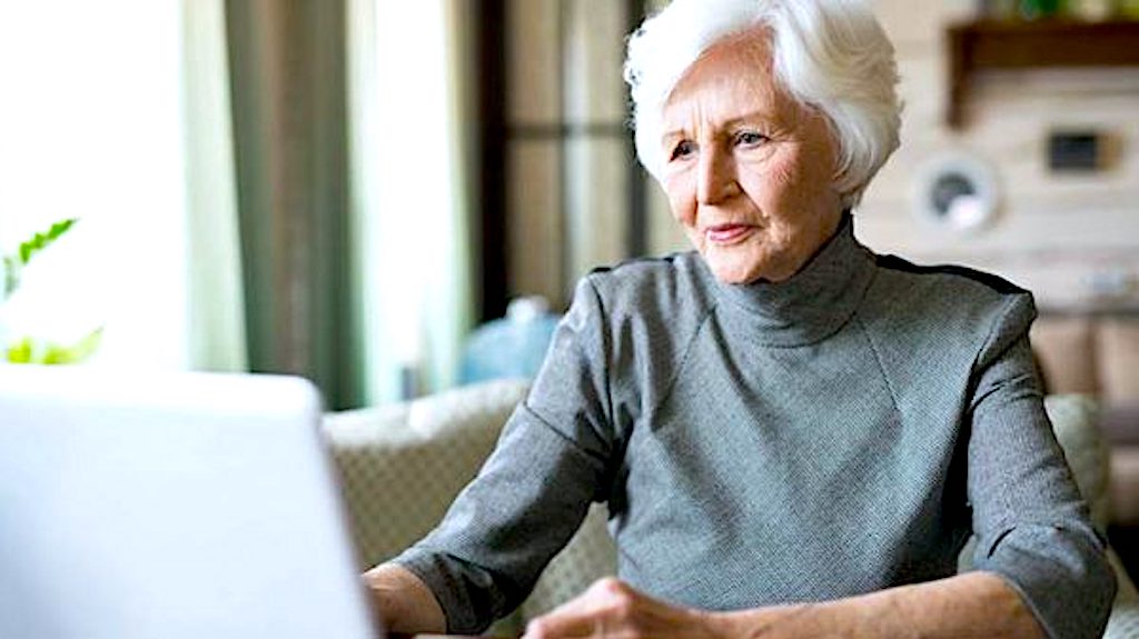 Cyfrowi seniorzy korzystają z bezpłatnych bankowych kont