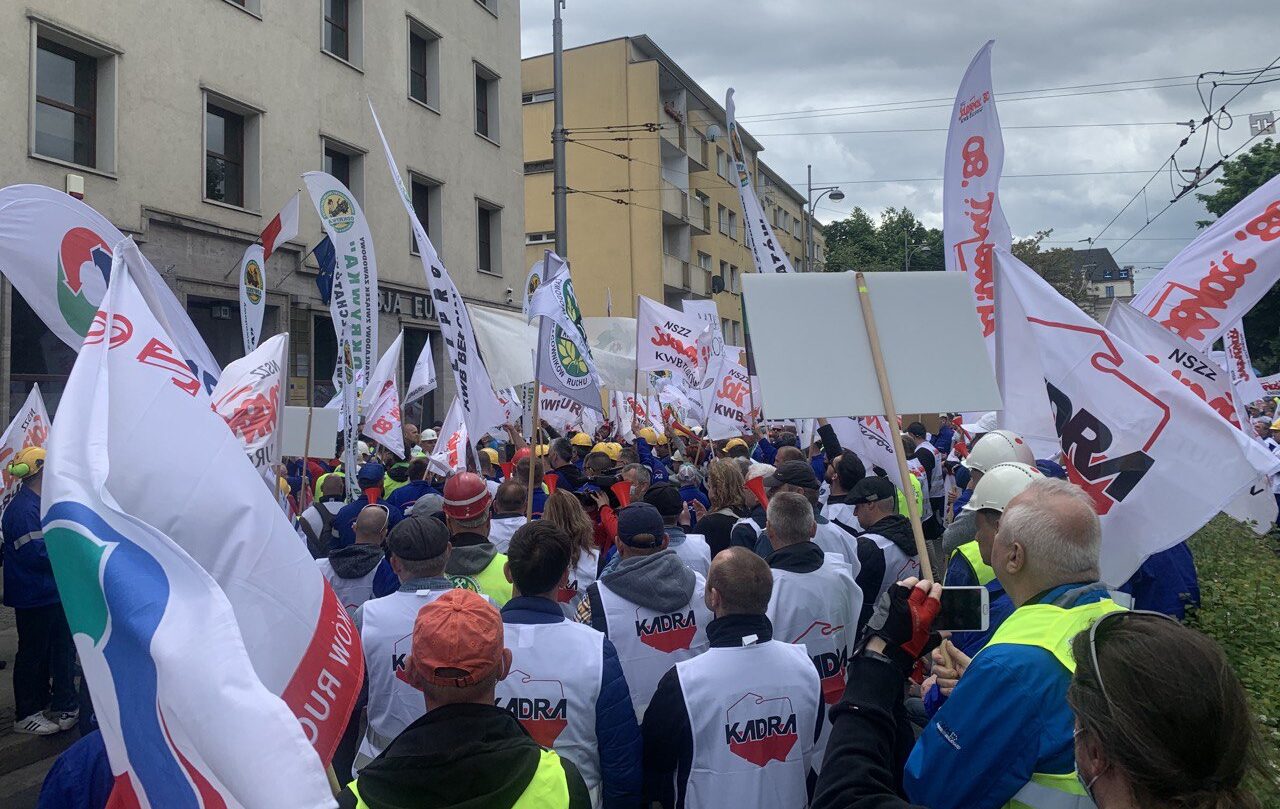Protest w centrum Wrocławia – rozsypali węgiel pod budynkiem Unii Europejskiej
