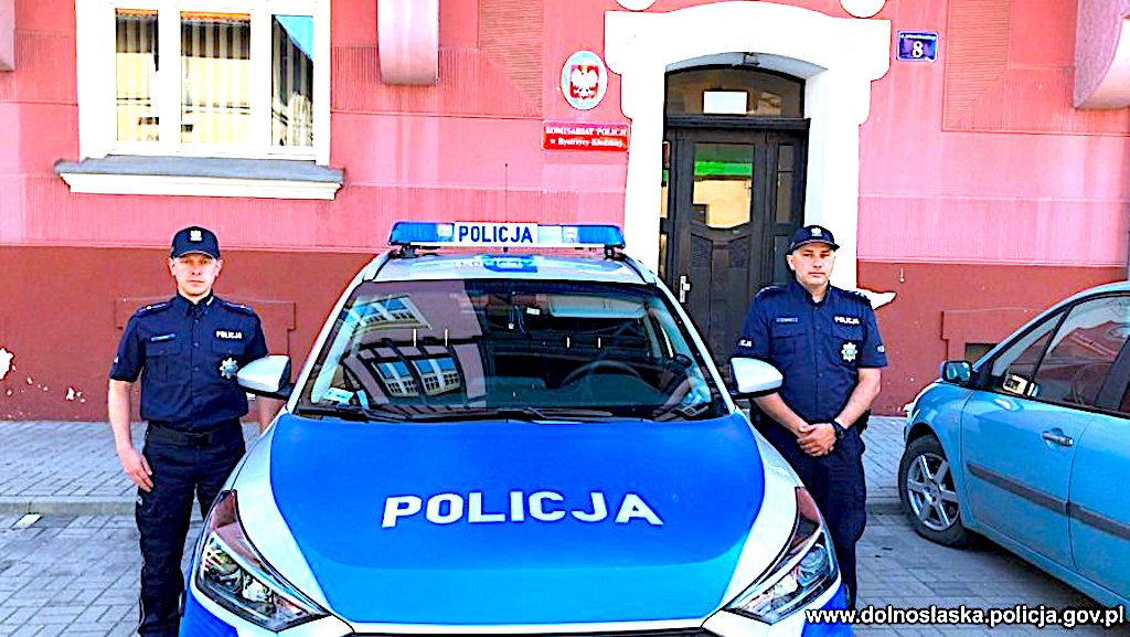 Groźny wypadek mógł się fatalnie skończyć – szybka reakcja mundurowych zapobiegła nieszczęściu