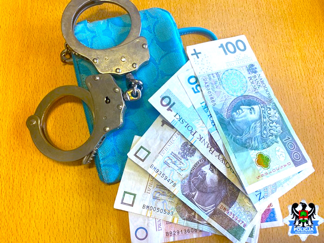 Jeden okradł staruszkę, drugi ukradł perfumy – obaj usłyszeli zarzuty